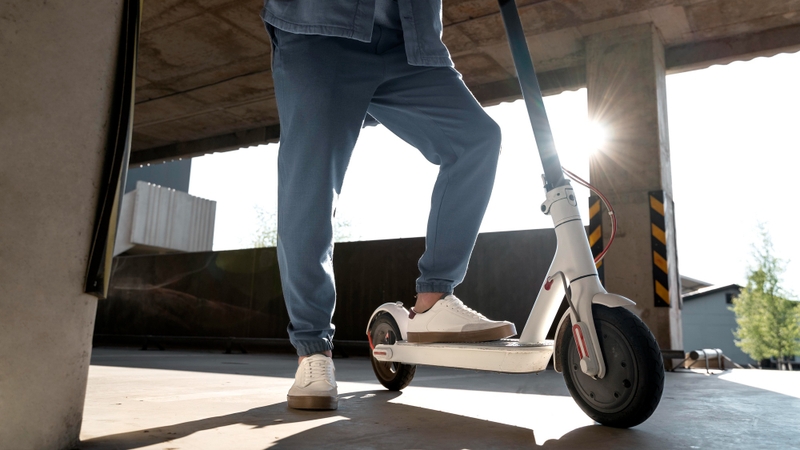 Nepilnametis paspirtukininkas rėžėsi į pareigūno vairuojamą automobilį