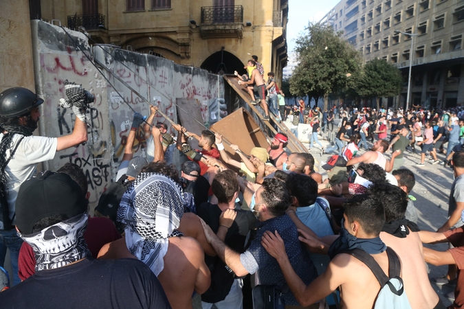 Protestai Libano sostinėje virto smurtiniais: žuvo policininkas, 238 žmonės sužeisti