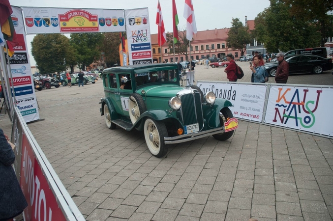 Ypatingieji: ralio „Aplink Lietuvą“ puošmena – istoriniai automobiliai.