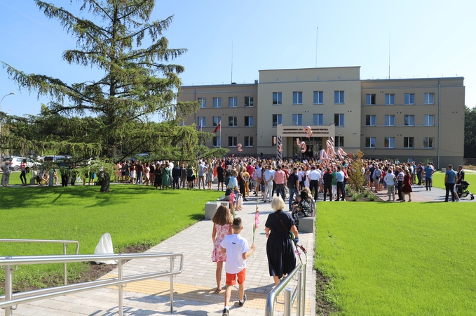 Permaina: Raudondvario pradinukai persikėlė į rekonstruotą ir mokyklai pritaikytą buvusio Žemės ūkio inžinerijos instituto pastatą