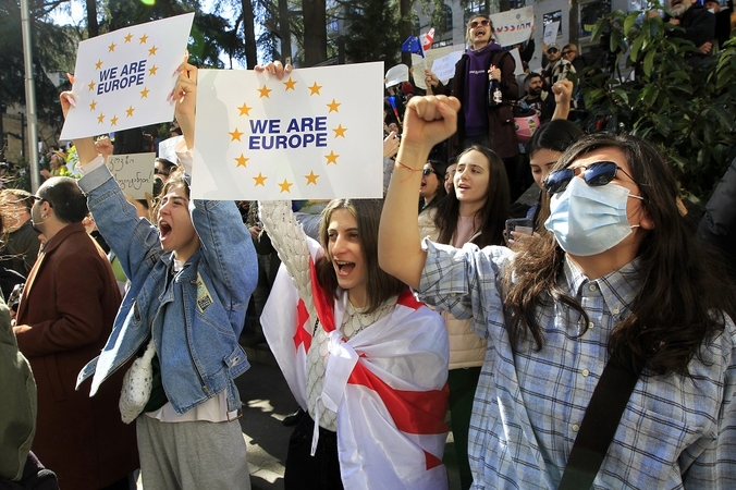 Sakartvele – naujos demonstracijos, nors „užsienio agentų“ įstatymo projekto atsisakyta