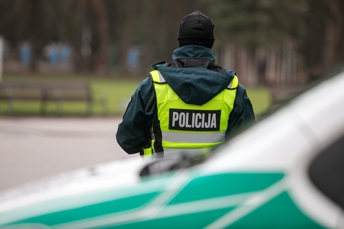 Teisme – buvusio policininko byla: įtariama, kad šlapinosi ant valstybės herbo