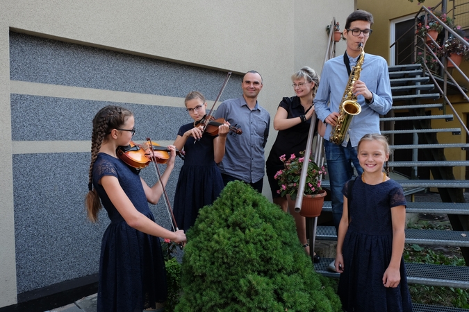 Talentai: visi Neverauskai groja tokia gausybe instrumentų, kad net išvardyti juos sunku. O kai šeimyna tokia muzikali, mažiau skauda širdį, kad mokami koncertai per brangūs, juk gali rengti juos patys.