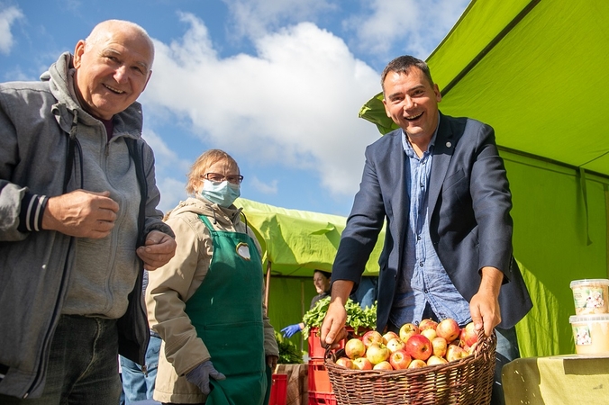 Įpročiai: pasak M. Maciulevičiaus (dešinėje), pirkėjams patogu, kad mobiliuosius ūkininkų turgelius jie gali rasti konkrečiose vietose.