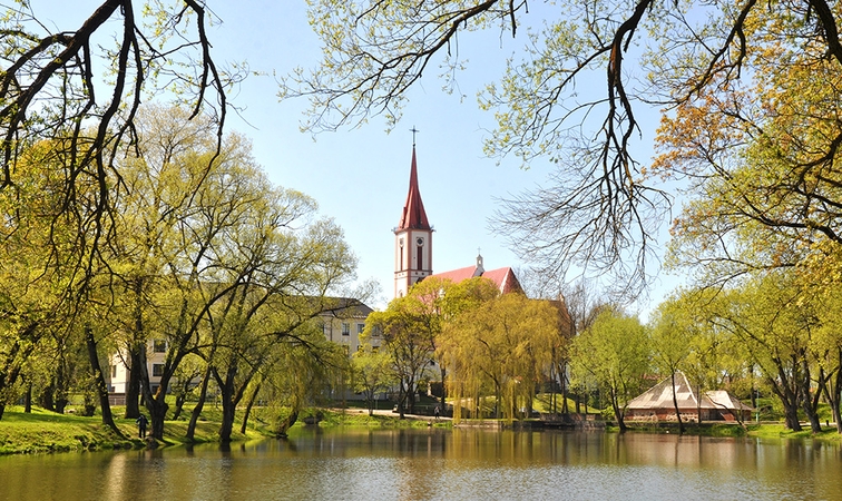 Moksleivių svajonių muziejus: virtuali realybė, garsūs žmonės ir gėlių skulptūros