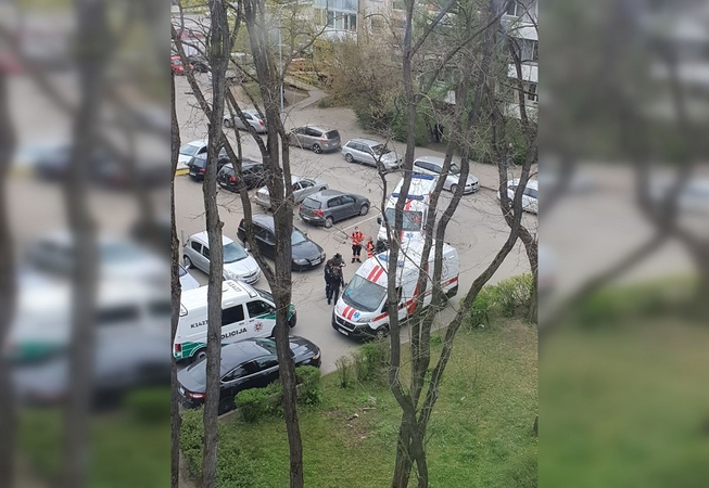 Į Vilijampolę lėkė pareigūnai ir medikai: du vyrai santykius aiškinosi kumščiais