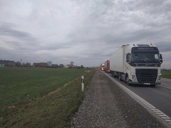 Eilės Lietuvos-Lenkijos pasienyje siekia 30 kilometrų: įstrigę tušti vilkikai
