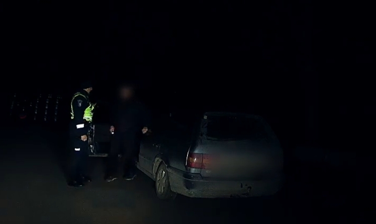 Policijai įkliuvo girtas vairuotojas: kelią apšviesti bandė žibintuvėliu