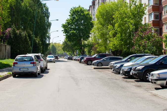Keblumai: net ir dienos metu automobilių statymo vietų Ryšininkų gatvėje – ne itin daug.