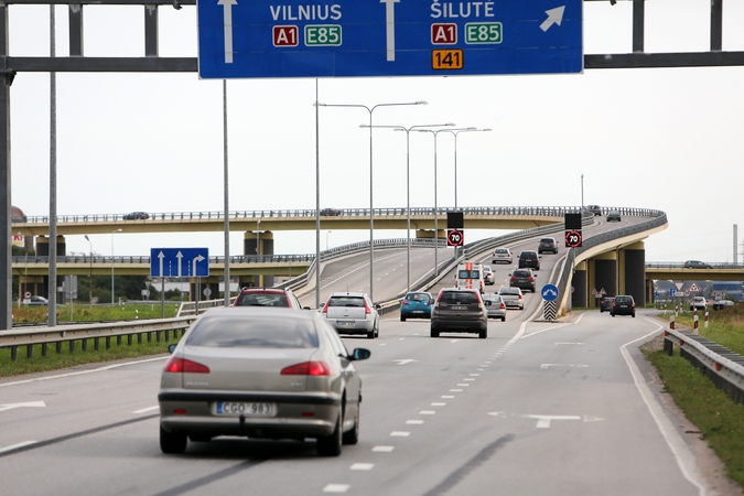 Žibės: kelininkai pranešė, kad Jakų žiedinėje sankryžoje kartkartėmis galima matyti degančias apšvietimo lempas – šiuo metu čia vyksta elektros instaliacijos remonto darbai.