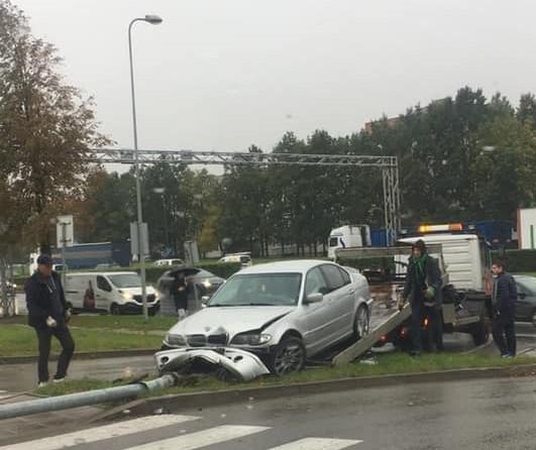 Uostamiestyje BMW rėžėsi į stulpą