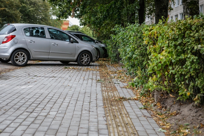 Situacija: statyti automobilius ant šaligatvio leidžia galiojantis kelio ženklas, tačiau tokia tvarka tenkina ne visus klaipėdiečius.