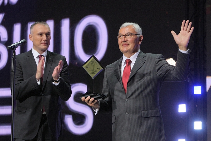 Per Lietuvos krepšinio gimtadienį geriausiu treneriu išrinktas J.Kazlauskas uždainavo