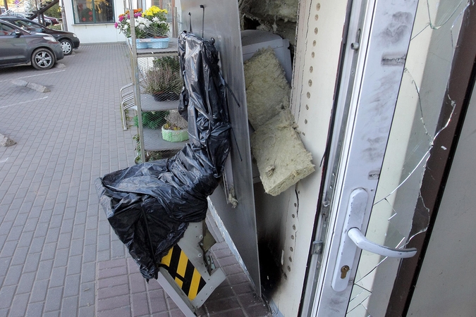 Karmėlavoje susprogdintas "Express Market" parduotuvėje buvęs bankomatas.