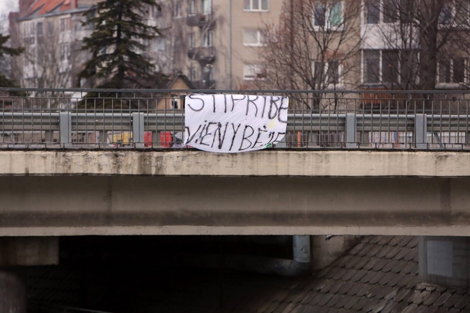 Klaipėdoje ant viaduko – šūkis apie stiprybę ir vienybę