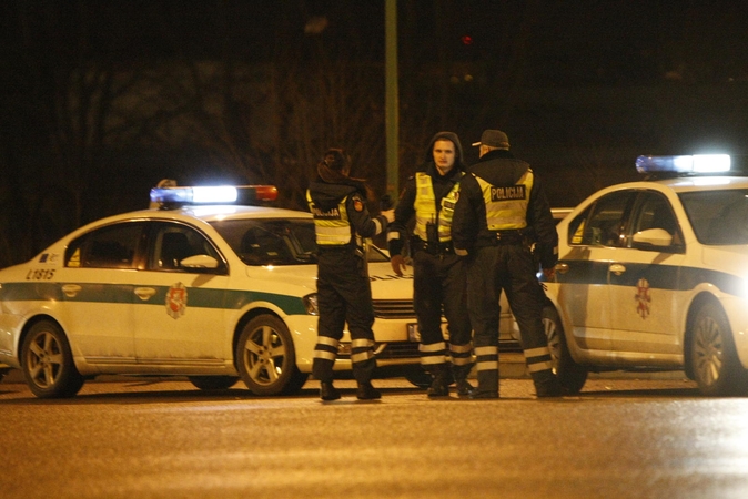 Girtas vilkiko vairuotojas policininkus bandė papirkti 1 tūkst. eurų kyšiu