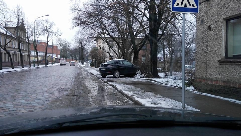 Automobilį paliko ant šaligatvio