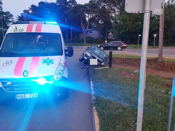 Raudondvario plente nuo kelio nuvažiavo automobilis, vairuotoja išvežta į ligoninę