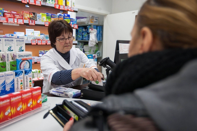 Griežtina: iki šiol paslaugas pacientams galėjo suteikti tiek vaistininkas, tiek vaistininko padėjėjas, kuris nuo kitų metų nebegalės veiklos vykdyti savarankiškai – tik dirbti prižiūrint vaistininkui.