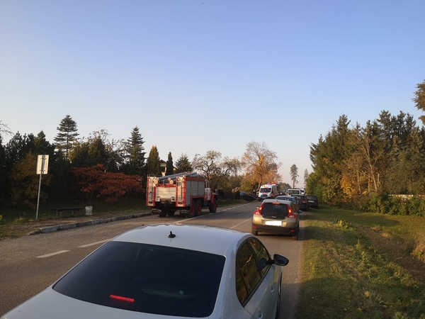 Netoli Užupių kapinių automobilis atsitrenkė į stulpą, vairuotojas – medikų rankose