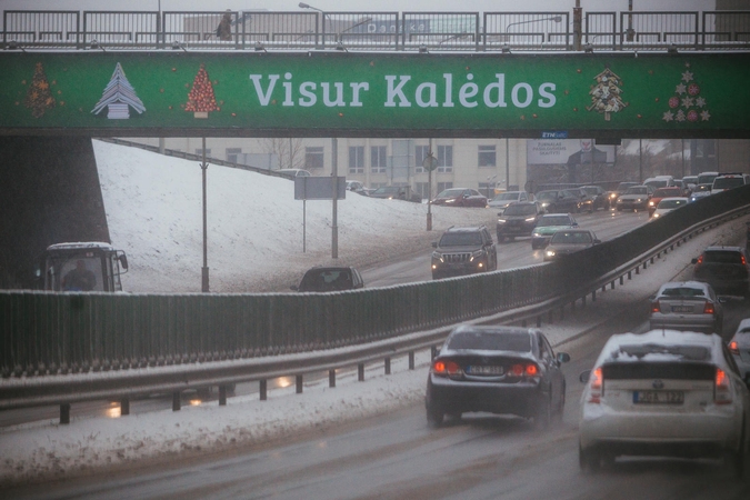 Rajoniniai keliai Lietuvoje išlieka slidūs