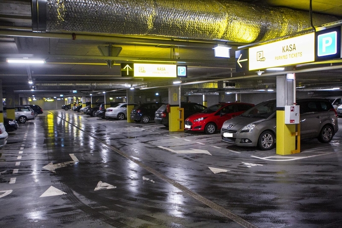 Užkliuvo įtartini „langų valytojai“: vaikšto aplink automobilius ir žiūrinėja į vidų