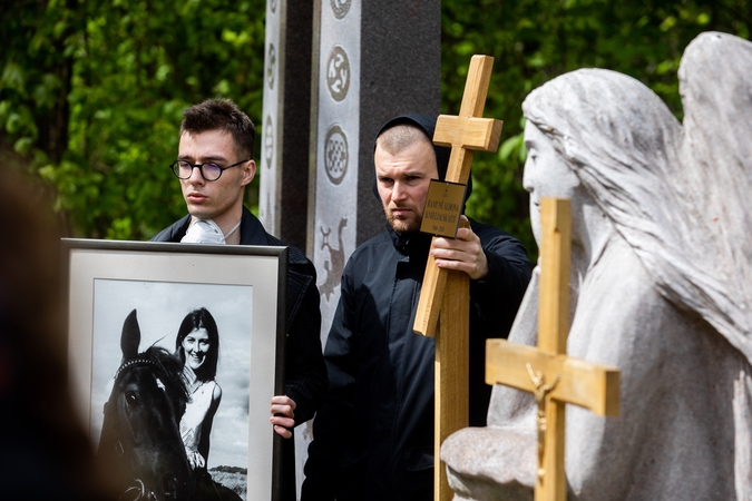 Į amžinojo poilsio vietą išlydėta dailininkė R. Kmieliauskaitė