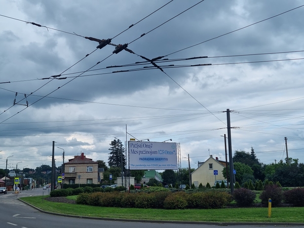 SAM raginimas skiepytis ir piktina, ir juokina vairuotojus: cirkų cirkas