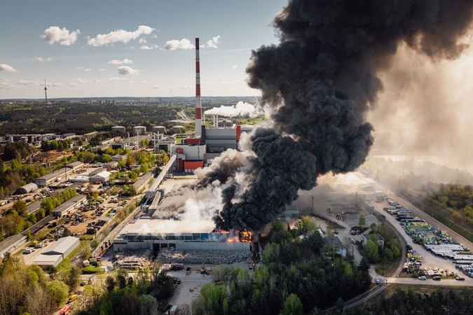 Atliekų tvarkymo gamykloje Vilniuje ugniagesiai dirbo visą naktį