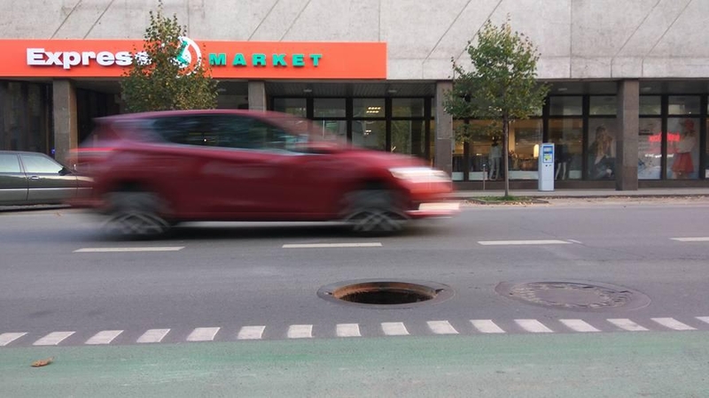 Viduryje judrios gatvės – atviras kanalizacijos šulinys