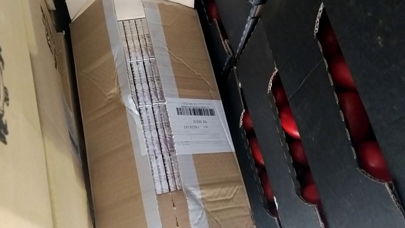 Sulaikė vilkikus su 1 mln. eurų vertės nelegaliais rūkalais: cigaretes maskavo ir pomidorais