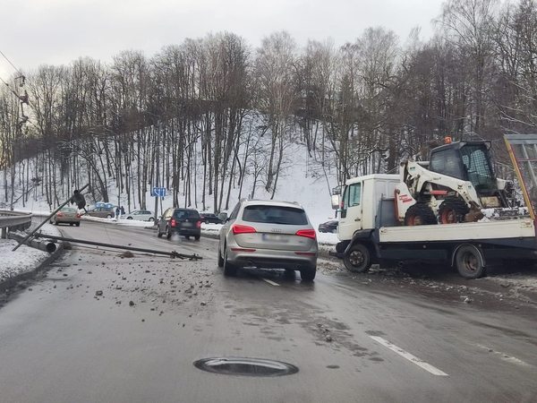 Dainų slėnio prieigose sunkiasvorė technika taranavo troleibusų linijos stulpą 
