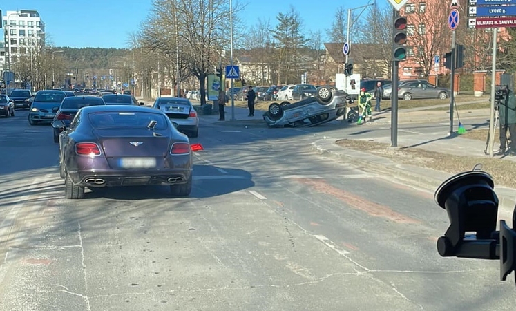 Per avariją Vilniuje „CityBee“ automobilis apvirto ant stogo