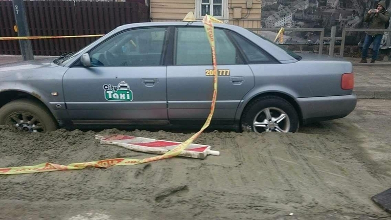 Kauniečiai leipsta iš juoko: betono duobėje paskendo taksi 