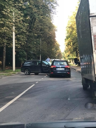 Prie Ąžuolyno parko Kaune – spūstys dėl avarijos