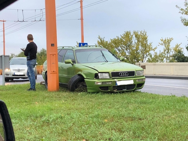Kaune pasipylė avarijos: įlėkė ir į kelio atitvarus, ir į stulpą
