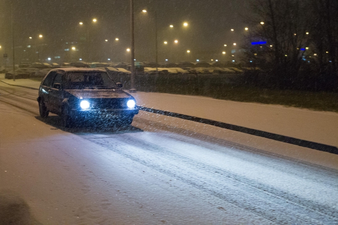 Naktį eismo sąlygas sunkins lijundra ir plikledis