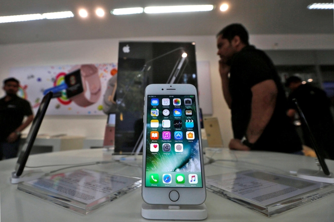 Sukėlė įsiūtį: „Apple“ išties nuotoliniu būdu lėtino mobiliųjų telefonų spartą