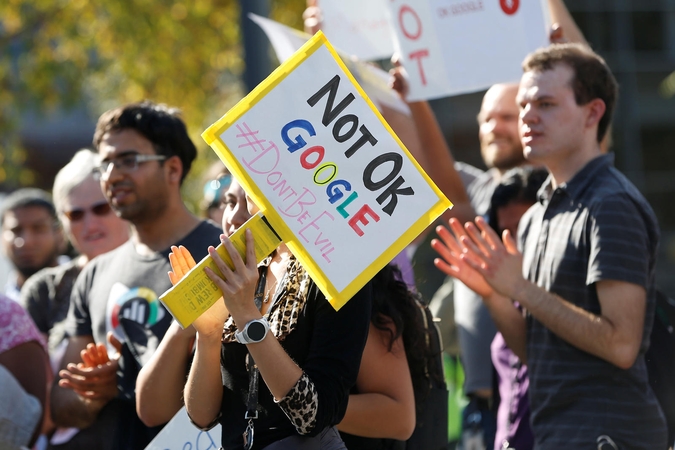 „Google“ darbuotojai surengė protestą dėl varganos kovos su priekabiavimu