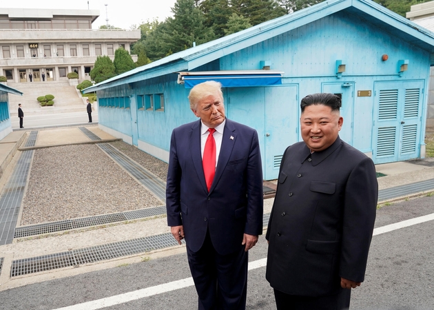 Donaldas Trumpas (kairėje) ir Kim Jong Unas