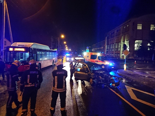 Kaune per automobilio ir autobuso avariją nukentėjo trys žmonės