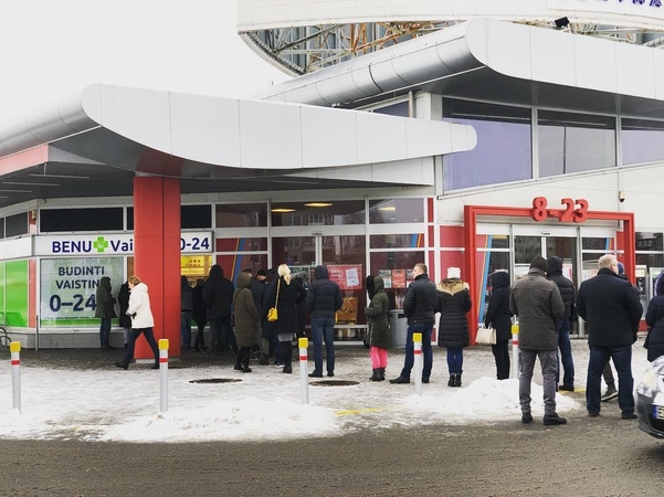 Prie budinčių vaistinių – ilgos eilės: ar tikrai reikia drausti dirbti per šventes?