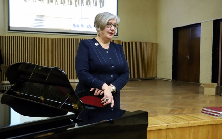 Darbą pradeda Šiaulių valstybinio kamerinio choro „Polifonija“ vadovė N. Saimininkienė