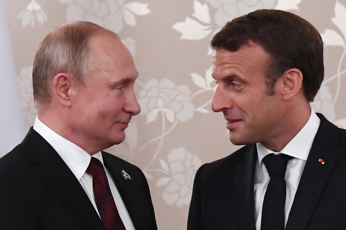 Vladimiras Putinas (kairėje) ir  Emmanuelis Macronas