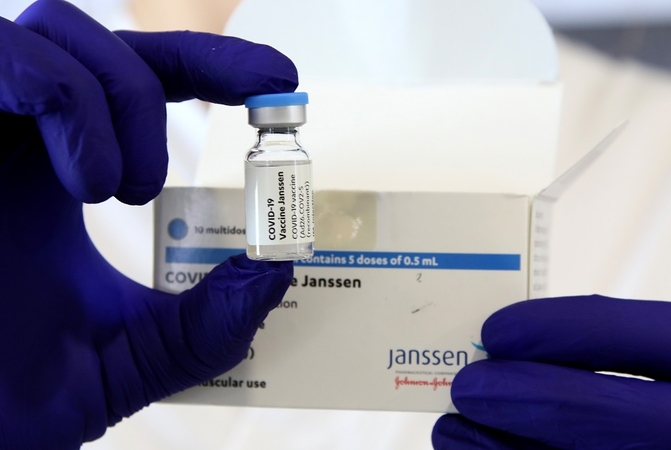 JAV sveikatos pareigūnai leido tęsti skiepijimą „Johnson & Johnson“ vakcina
