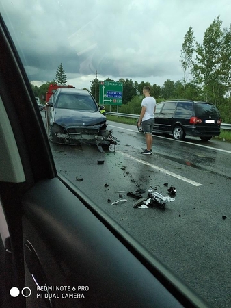Magistralėje į kelio atitvarus rėžėsi „Mercedes-Benz“ 