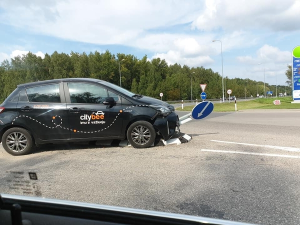 „CityBee“ vairuotojas taranavo kelio ženklą