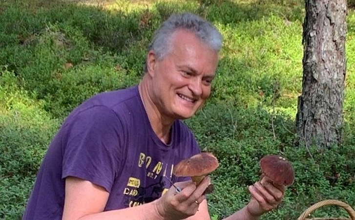 Prezidentas G. Nausėda paskutinę vasaros dieną praleido grybaudamas