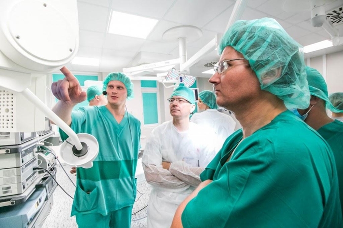 Pasak LSMU Medicinos fakulteto dekano prof. A.Tamelio (centre), iš šiuolaikinio gydytojo tikimasi stiprių komandinio darbo, problemų sprendimo, lyderystės įgūdžių – tad keičiasi ir studentų rengimas.