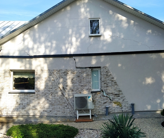 Dėl smegduobės – didžiulės bėdos: gyventojams teko palikti namus